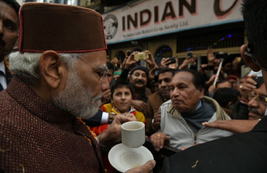 शिमला में माल रोड पर कॉफी पीते पीएम नरेंद्र मोदी। (फोटो- एएनआई)