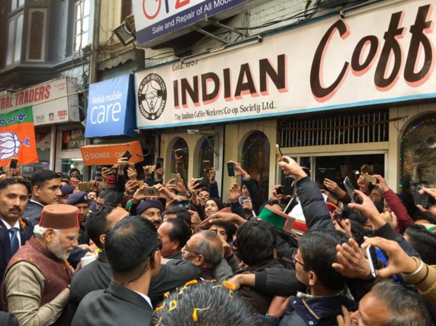 Narendra Modi, PM Narendra Modi, PM Narendra Modi in Shimla, PM Narendra Modi in Hamachal Pradesh, PM Narendra Modi on Shimla Road, Narendra Modi Shimla Coffee, Narendra Modi coffee pic, Picture Gallery, photo gallery