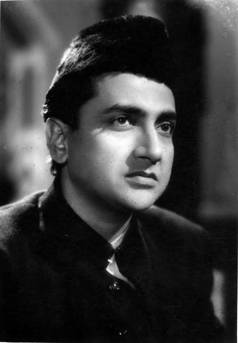 गुजरे जमाने के बड़े स्टार भारत भूषण ने 50 और 60 के दशक में एक से एक बड़ी हिट फिल्में दी। लेकिन अपने जीवन के अंतिम सालों में उन्हें फिल्म स्टूडियो में चौकीदार की नौकरी भी करनी पड़ी थी। 1992 में लकवे के कारण दुनिया को अलविदा कहने वाले भारत भूषण के अंतिम साल बेहद गरीबी, तन्हाई और छोटे मोटे काम करते हुए बीते।
