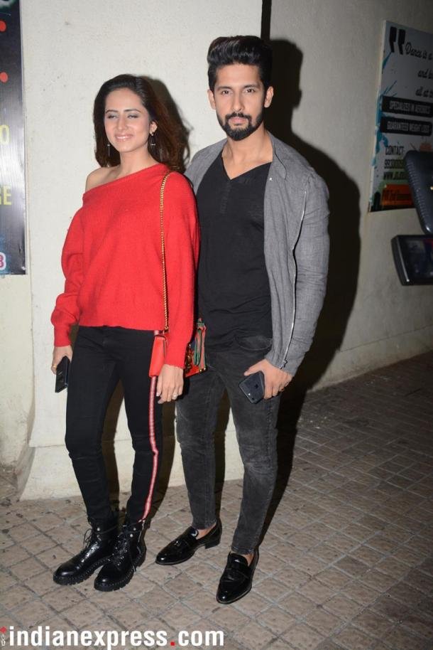 टीवी स्टार रवि दुबे और शगुन मेहता भी कपिल की फिल्म देखने पहुंचे।(Source: Photo by Varinder Chawla )