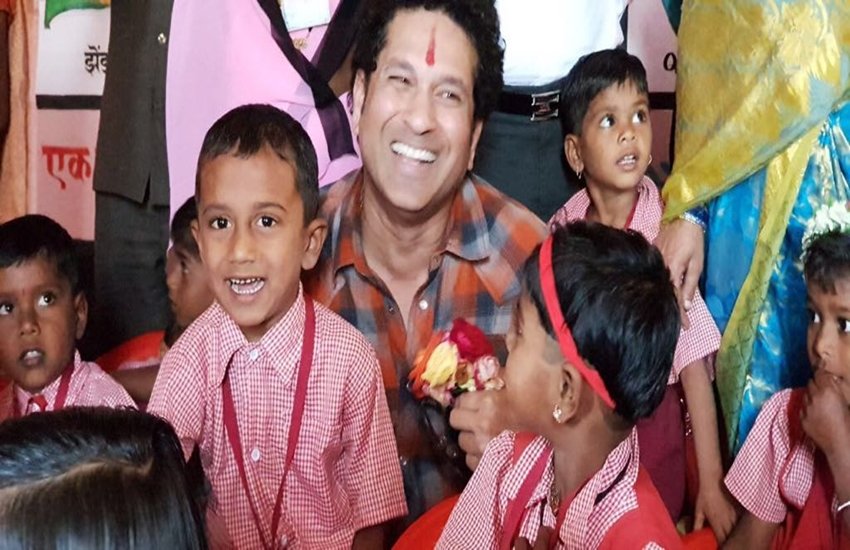 सचिन से मिलकर स्कूली बच्चे काफी खुश नजर आए। सचिन ने सांसद निधि से इस गांव के विकास के लिए 4 करोड़ रुपए देने का ऐलान किया।