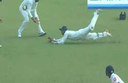 VIDEO: एक बार फिर सुपरमैन की तरह हवा में उड़कर रिद्धिमान साहा ने पकड़ा गजब का कैच