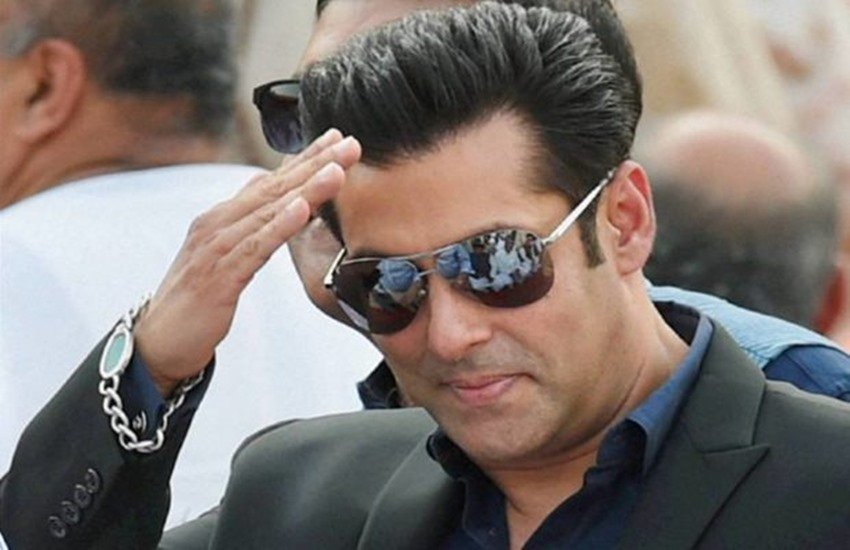 जानें ऐसा क्या छिपा है सलमान खान के ब्रेसलेट में, मानते हैं उसे अपना लकी चार्म जानें ऐसा क्या छिपा है सलमान खान के ब्रेसलेट में, मानते हैं उसे अपना लकी चार्म