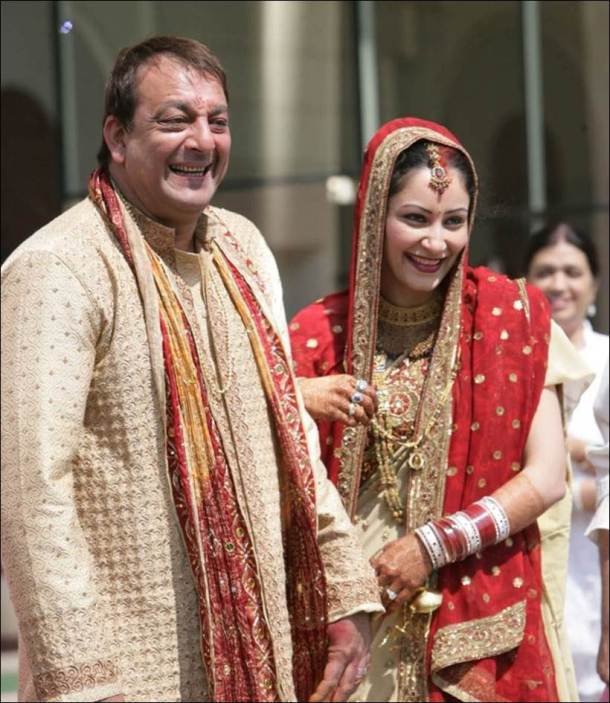 बॉलीवुड एक्टर संजय दत्त ने 49 साल की उम्र में 7 फरवरी 2008 को मान्यता से शादी की। संजय दत्त की ये तीसरी शादी है तो वहीं मान्यता की यह दूसरी शादी है। दोनों ने बेहद सादे समारोह में गोवा में शादी की थी।