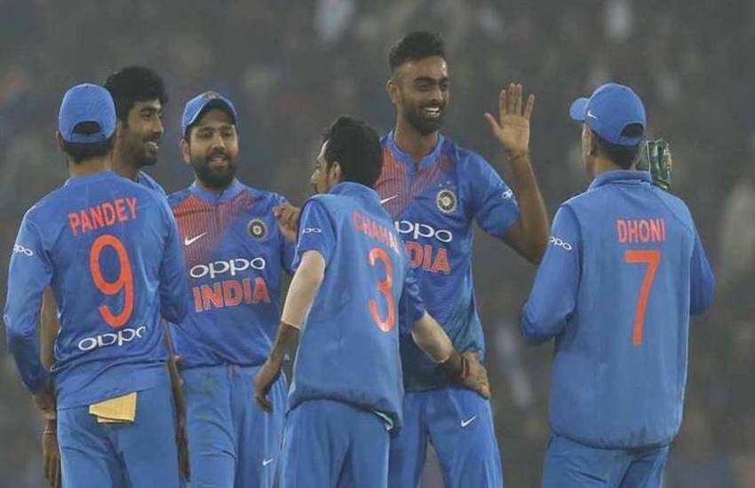 विकेट चटकाने के बाद जश्न मनाती टीम इंडिया।