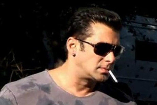 bollywood actors, bollywood chain smokers, bollywood actors who are chain smokers, bollywood actors chain smokers, famous bollywood smokers, Chain Smokers Bollywood, bollywood smokers in real, life, salman khan, sunjay dutt, ajay devgun, hrithik roshan, saif ali khan, irrfan khan, ranbir kapoor, Sharukh Khan, entertainment, jansatta