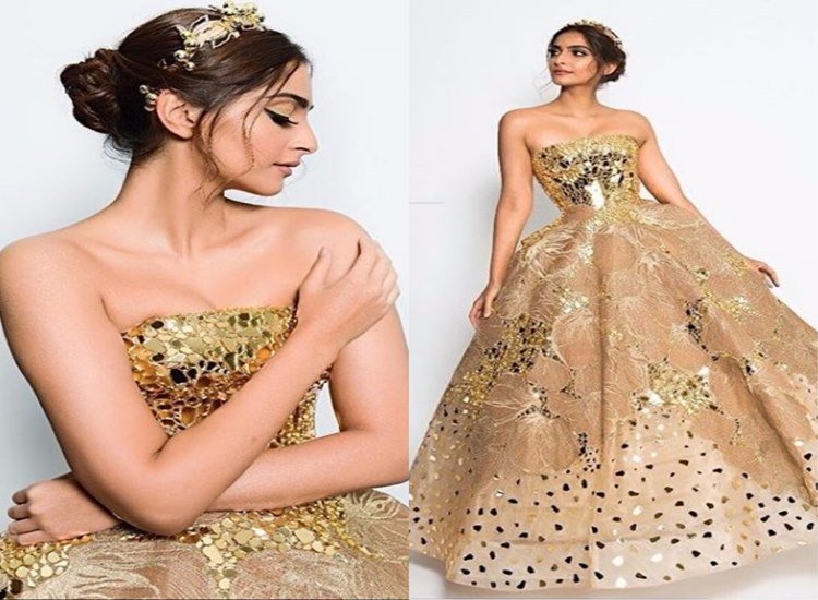 बॉलीवुड एक्ट्रेस सोनम कूपर हमेशा से ही अपने स्टाइल और फैशन के लिए चर्चा में रही हैं। उनकी नई नई और अलग तरह की ड्रेस पहनने की चाह नई नहीं है। पिछले शुक्रवार को मुंबई में आयोजित हुए फिल्‍मफेयर ग्‍लैमर एंड स्‍टाइल अवार्ड में सोनम ने मोस्ट स्टाइलिश स्टार और डिजीटल स्टाइल आइकन की दो ट्रॉफी अपने नाम की। बेहद अलग तरह की लाइटिंग वाली ड्रेस पहनकर अवॉर्ड फंक्शन में पहुंची सोनम ने ट्वीट करके फिल्मफेयर को बधाई दी। (pic source- Instagram)