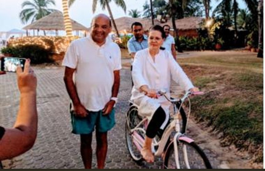 सोनिया गोवा में एक दम फ्री और रिलेक्स मूड में दिखाई दीं। (Photo Source: Twitter)