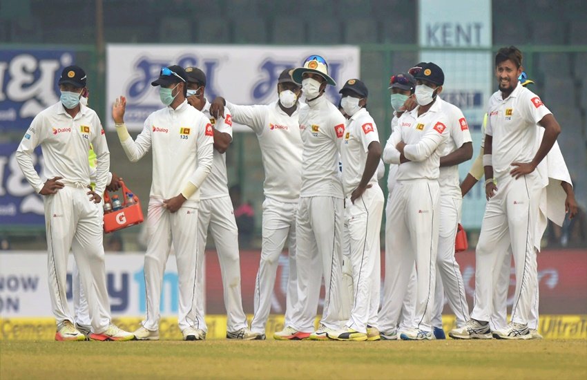 दिल्ली में खेले जा रहे तीसरे टेस्ट के चौथे दिन श्रीलंकाई टीम मास्क पहने नजर आई। दिल्ली में खेले जा रहे तीसरे टेस्ट के चौथे दिन श्रीलंकाई टीम मास्क पहने नजर आई।