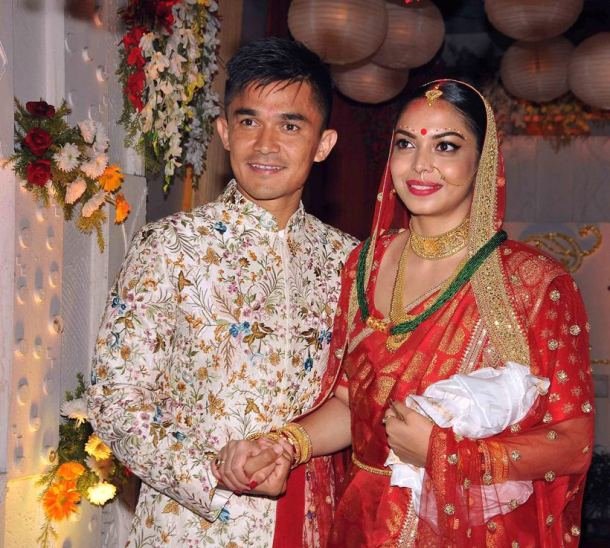 इसके बाद सुनील बंगाली दुल्हे के लिबास में भी नजर आए। शादी दोनों बंगाली और नेपाली रीति रिवाजों से संपन्न हुई।