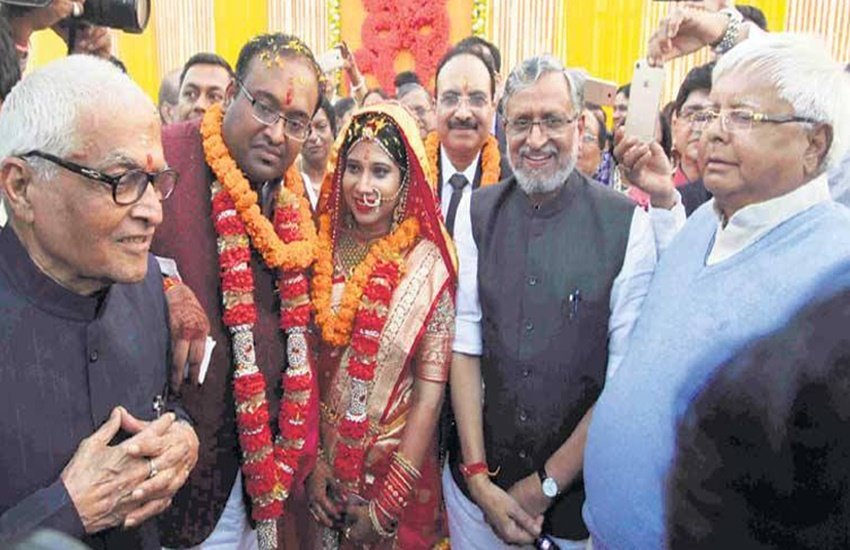 आरजेडी प्रमुख लालू प्रसाद यादव और सुशील कुमार मोदी वैसे तो एक दूसरे पर भ्रष्टाचार का आरोप लगाते रहे हैं लेकिन राजनीतिक दुश्मनी को साइड में रखकर लालू भी उत्कर्ष मोदी की शादी में शरीक हुए। (Photo Source: Social Media)