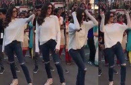 Sushmita Sen, Sushmita Sen dancing, Sushmita Sen along with boys, group from St Andrews College, Sushmita Sen in Andrews College, Mumbai Andrews College, Tum se mil ke from Main Hoon Na, Sushmita Sen dancing in Andrews College, Sushmita Sen in Main Hoon Na, entertainment news, bollywood news, television news