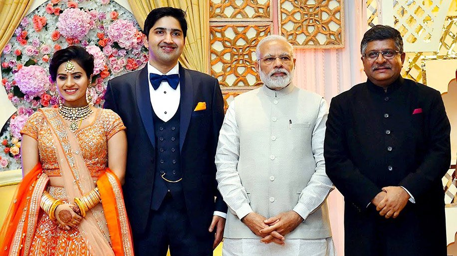 इस साल हुई केंद्रीय मंत्री रविशंकर प्रसाद की बेटी की शादी में पीएम मोदी ने पहुंचकर शुभकामनाएं दी।