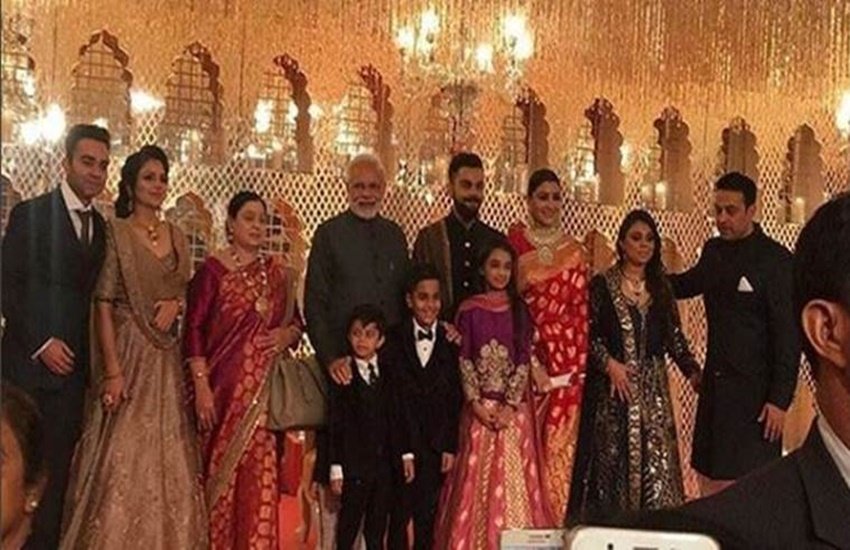 हाल ही पीएम मोदी ने विराट अनुष्का के रिस्पेशन में पहुंचकर इस शादी में और चार चांद लगा दिए। इटली में हुई इस शादी का रिसेप्शन गुरूवार 21 दिसंबर को दिल्ली के ताज डिप्लोमेटिक इंक्लेव होटल में हुआ। काले रंग के बंद गले के सूट में पहुंचे पीएम मोदी ने भी विराट अनुष्का को शुभकामनाएं दी। वैसे ये पहला मौका नहीं है जब पीएम मोदी किसी हाईप्रोफाइल शादी में शामिल हुए हों। पीएम मोदी अक्सर शादियों में शामिल होते रहते हैं इनमें बॉलीवुड, राजनीति के सहयोगियों से लेकर धुर विरोधी के घरों में होने वाली शादियां भी शामिल हैं।