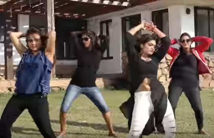 VIDEO: यूट्यूब पर इस भोजपुरी सॉन्ग के आते ही टूट पड़े फैंस, निशा दुबे का डांस हुआ वायरल VIDEO: यूट्यूब पर इस भोजपुरी सॉन्ग के आते ही टूट पड़े फैंस, निशा दुबे का डांस हुआ वायरल