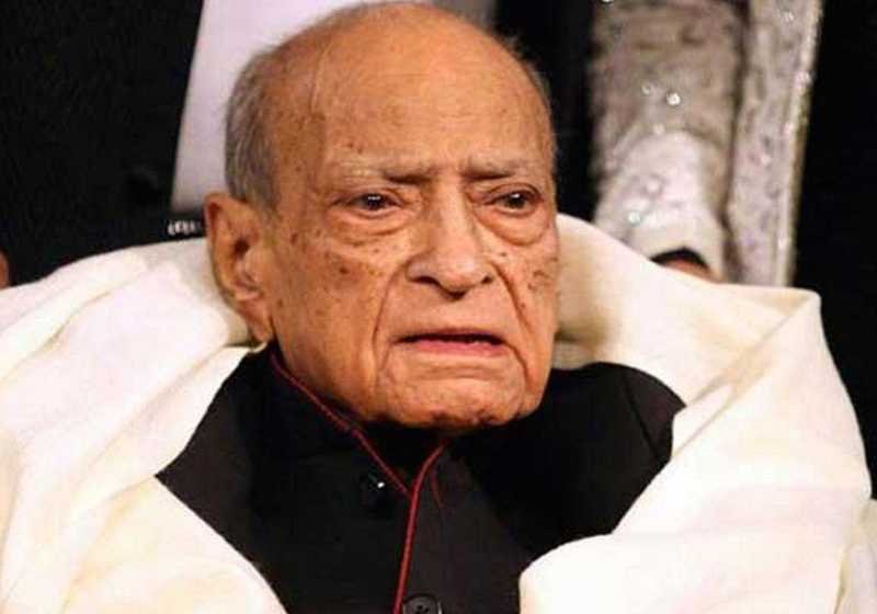 करीब 225 फिल्मों में चरित्र रोल करने वाले ए के हंगल को अपने जीवन के अंतिम दिनों में हॉस्पिटल बिल चुकाने के लिए भी मदद मांगनी पड़ी। 97 साल की उम्र में दुनिया को अलविदा कहने वाले हंगल ने बेहद गरीबी में अंतिम दिन देखे।