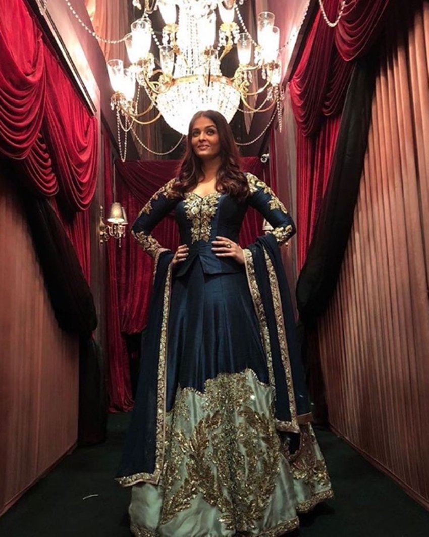 Aishwarya Rai Bachchan, Aishwarya in award function, Aishwarya with amazing black and gold outfit, see Pictures of Aishwarya Rai bachchan, Aishwarya in Fanne Khan, entertainment news, bollywood nes, television news, entertainment news