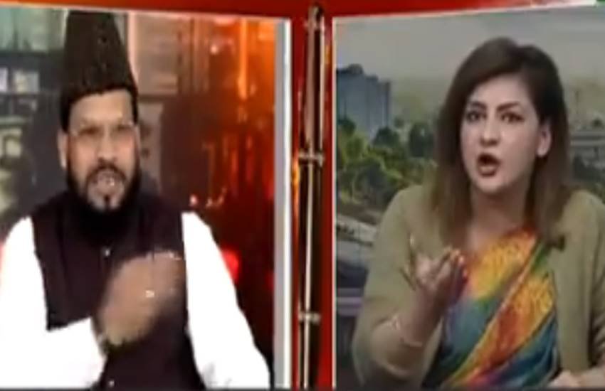 VIDEO: पाकिस्तानी पत्रकार ने कहा कुछ ऐसा कि भड़क गए मौलाना, बोले- दौ कौड़ी की औकात नहीं है तुम्हारी