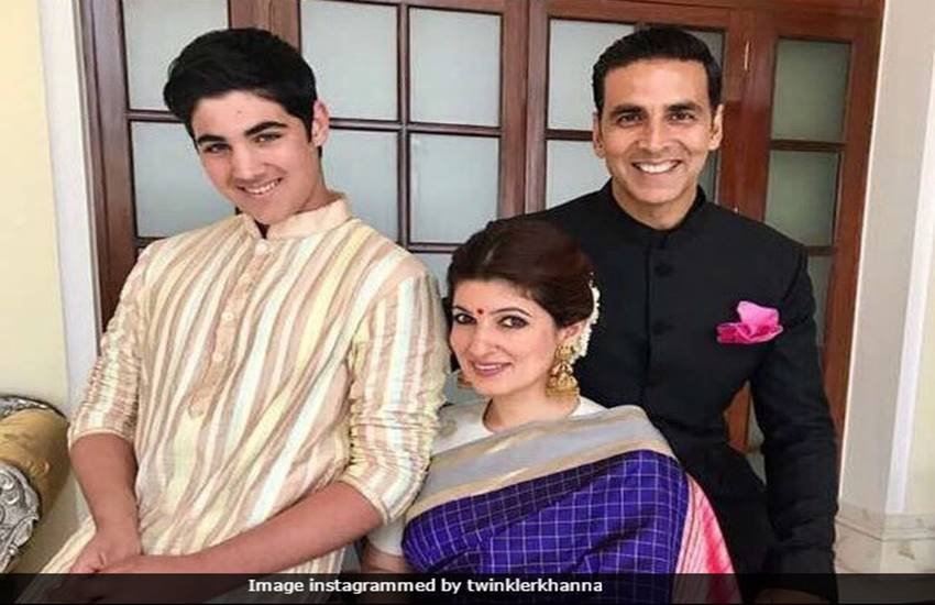 अक्षय कुमार और ट्विंकल खन्ना अपने बेटे आरव के साथ।