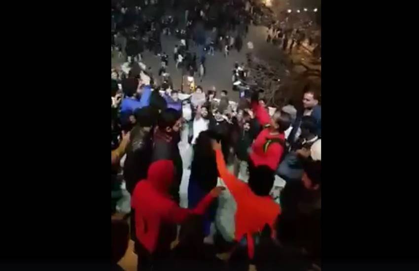 तस्वीर वीडियो का स्क्रीनशॉट है।