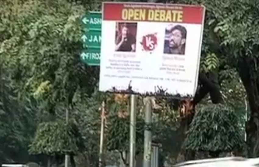 दिल्ली में ओपन डिबेट के लिए चिपके पोस्टर।