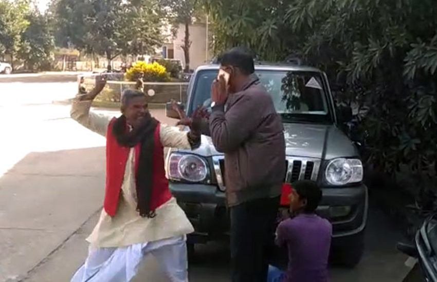 तस्वीर वायरल वीडियो का स्क्रीनशॉट है।