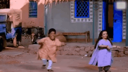 साल 2001 में आई फिल्म आशिक में जॉनी लीवर भी बौने के किरदार में नजर चुके है। फिल्म में मुख्य भूमिका में करिश्मा कपूर और बॉबी देओल थे।