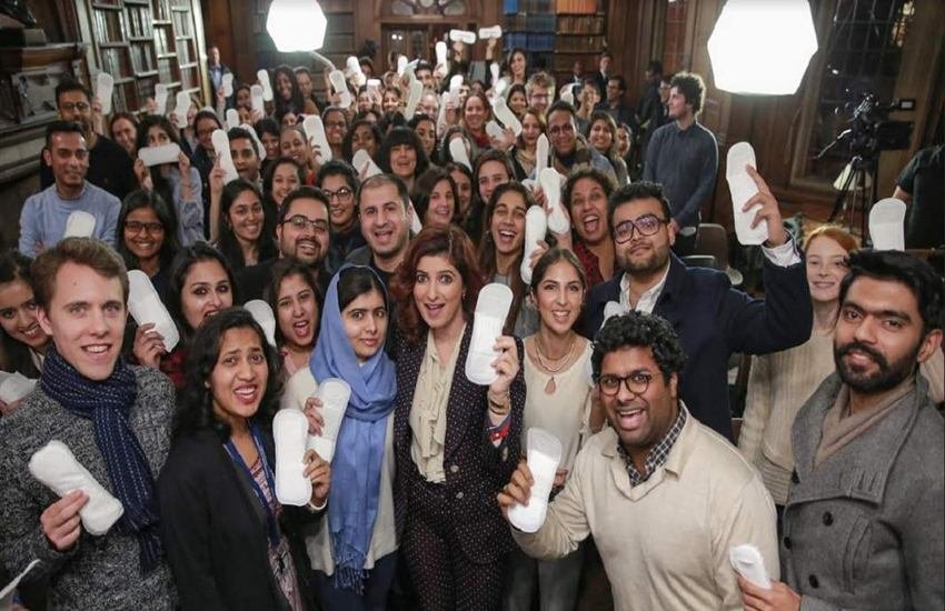 पैडमैन की टीम के साथ मलाला यूसुफजई।