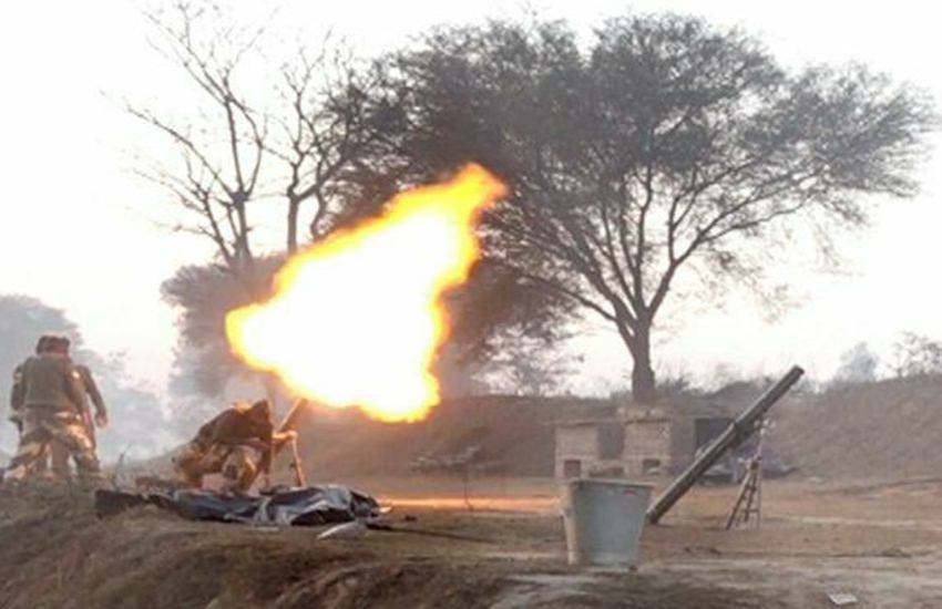 आरएसपुरा में पाकिस्तानी गोलीबारी का जवाब देते बीएसएफ के जवान। फोटो सोर्स- ईएनएस