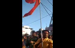 VIDEO: शेव महोत्सव में उज्जैन के डीएम ने भगवा ध्वज लेकर किया डांस, पा चुके हैं पीएम नेशनल अवॉर्ड