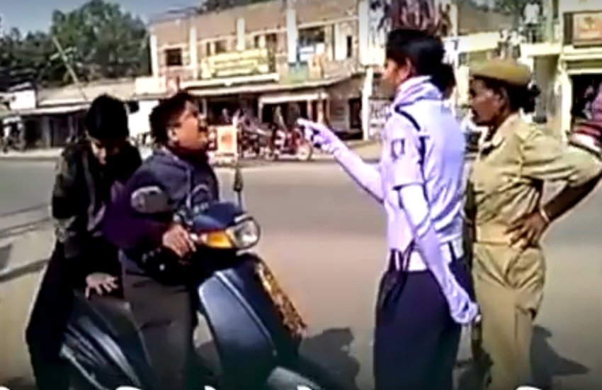 तस्वीर वायरल वीडियो का स्क्रीनशॉट है।