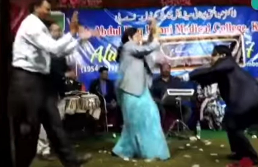 तस्वीर वीडियो का स्क्रीनशॉट है।