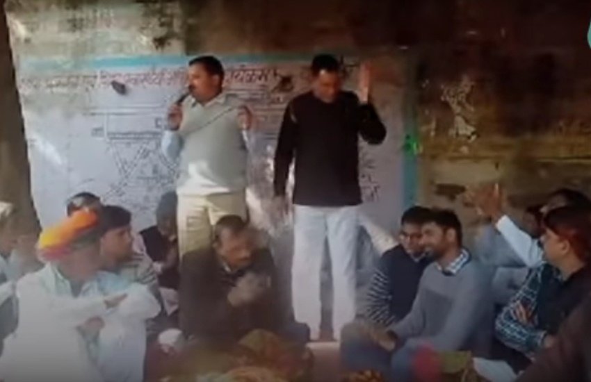 लोगों से बात करते बीजेपी प्रत्याशी जसवंत सिंह यादव।
