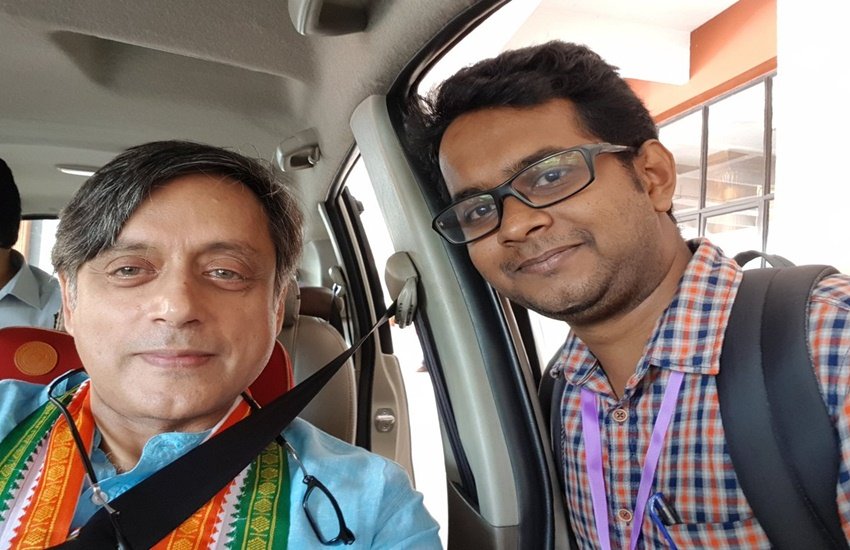 शशि थरूर ने ये फोटो ट्वीट की है।