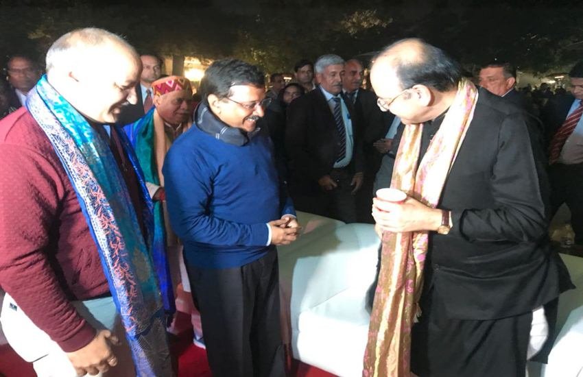 अरविंद केजरीवाल और मनीष सिसोदिया वित्त मंत्री अरुण जेटली के साथ। ये तस्वीर ट्विटर पर वायरल हो रही है।