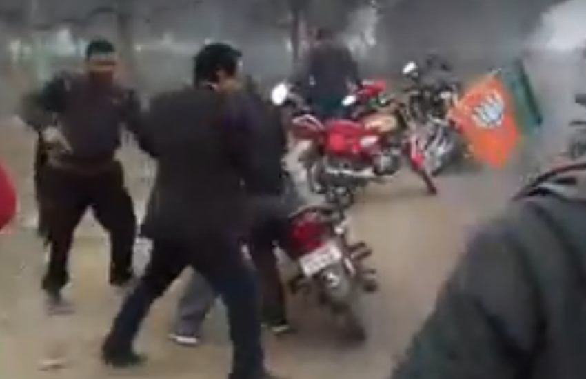 तस्वीर वायरल वीडियो का स्क्रीनशॉट है।