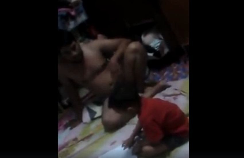 तस्वीर वायरल हो रहे वीडियो का स्क्रीनशॉट है। तस्वीर वायरल हो रहे वीडियो का स्क्रीनशॉट है।