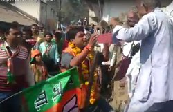VIDEO: शिवराज के राज में भाजपा उम्मीदवार से ऐसी नफरत, वोट मांगने गए तो पहना दी जूतों की माला