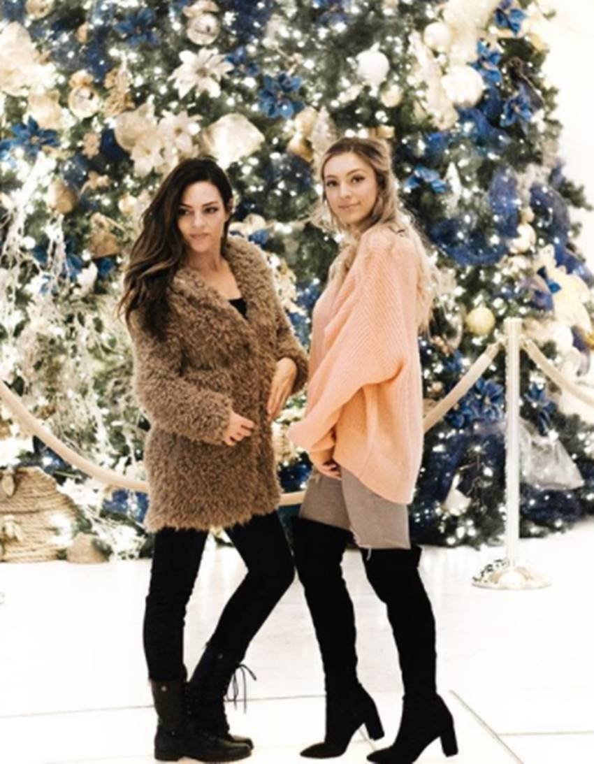 शानदार बॉडी के लिए उन्हें खुद को फास्ट फूड और बाहर के खाने से दूर रखना पड़ता है। बोलीं, "मेटाबॉलिज्म हफ्ते में दो बार बर्गर, फ्राइस, चाकलेट चिप्स और शेक सरीखी चीजें नहीं पचा पाता। ऐसे में उन्हें खाने से बचती हूं।"