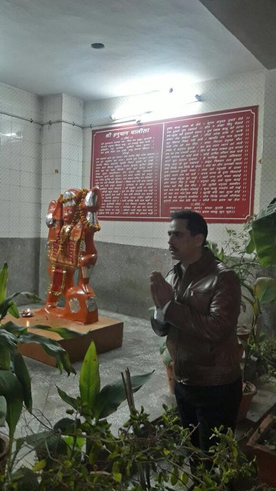 रॉबर्ट वाड्रा अपने व्यापार को लेकर अक्सर विरोधियों के निशाने पर रहते हैं। रॉबर्ट पर कई बार विपक्ष ने भ्रष्टाचार के आरोप लगाए हैं। हरियाणा में जमीन सौदों में उनका नाम कई बार उछला है।