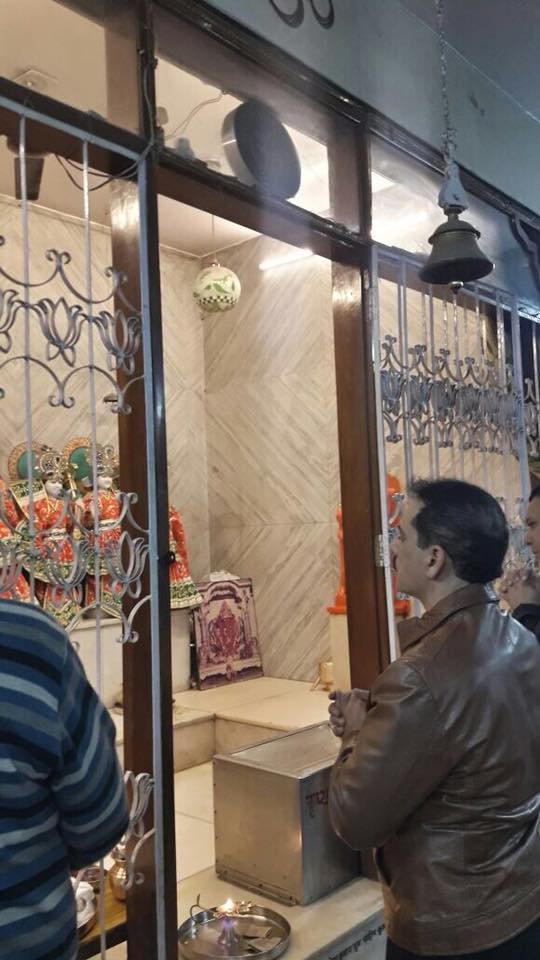 आगे की स्लाइड्स में देखिए मंदिर में दर्शन करते रॉबर्ट वाड्रा की कुछ और तस्वीरें...