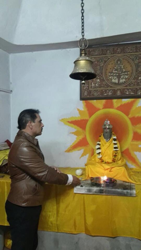 प्रियंका गांधी के बर्थडे से पहले मंदिर में आशीर्वाद लेने पहुंचे रॉबर्ट वाड्रा, देखें PHOTOS