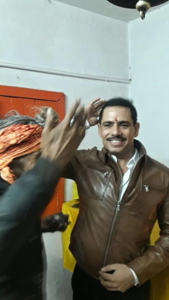 प्रियंका का जन्म 12 जनवरी 1972 में पूर्व प्रधानमंत्री राजीव गांधी और सोनिया गांधी के यहां हुआ था। रॉबर्ट वाड्रा का नाम उस समय सुर्खियों में आया जब 1997 में देश के सबसे ताकतवर सियासी खानदान यानी गांधी परिवार की बेटी प्रियंका गांधी ने उनसे शादी करने का फैसला किया।