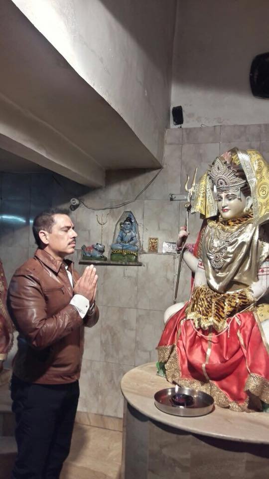 प्रियंका गांधी के बर्थडे से पहले मंदिर में आशीर्वाद लेने पहुंचे रॉबर्ट वाड्रा, देखें PHOTOS