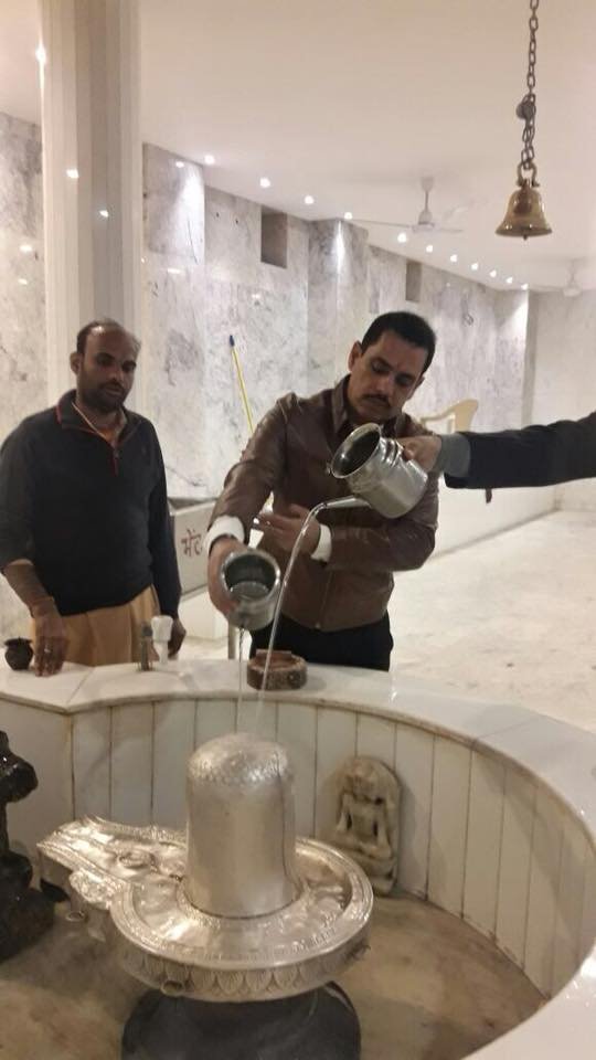 प्रियंका गांधी के बर्थडे से पहले मंदिर में आशीर्वाद लेने पहुंचे रॉबर्ट वाड्रा, देखें PHOTOS