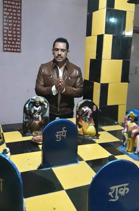 प्रियंका गांधी के बर्थडे से पहले मंदिर में आशीर्वाद लेने पहुंचे रॉबर्ट वाड्रा, देखें PHOTOS