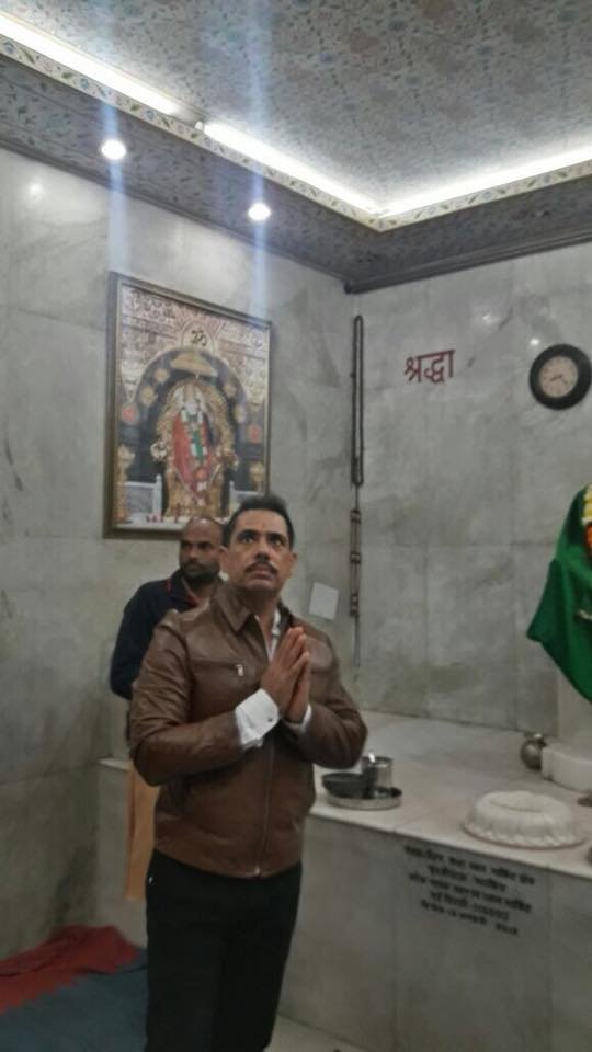 प्रियंका गांधी के बर्थडे से पहले मंदिर में आशीर्वाद लेने पहुंचे रॉबर्ट वाड्रा, देखें PHOTOS