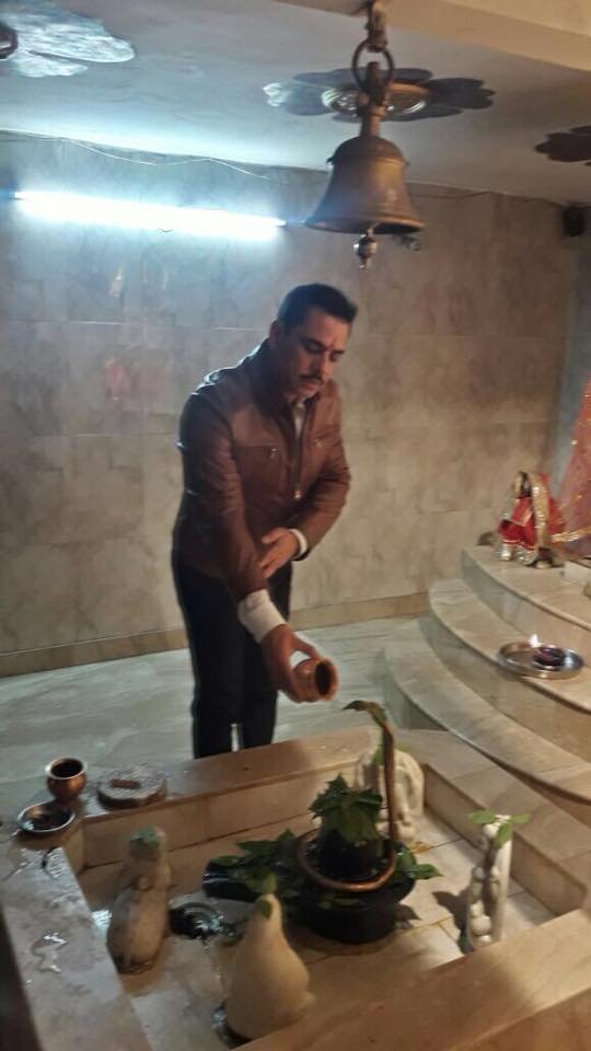 प्रियंका गांधी के बर्थडे से पहले मंदिर में आशीर्वाद लेने पहुंचे रॉबर्ट वाड्रा, देखें PHOTOS