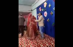VIDEO: डांसर के साथ अश्लील तरीके से नाचते बीजेपी नेता का वीडियो वायरल