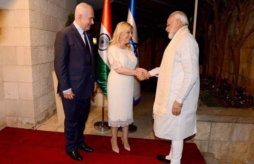 इजरायल के प्रधानमंत्री बेंजामिन नेतन्याहू और उनकी पत्नी से मिलते पीएम नरेंद्र मोदी।